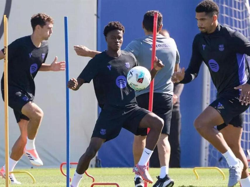 Baba Kourouma en un entrenamiento con el primer equipo del Barça