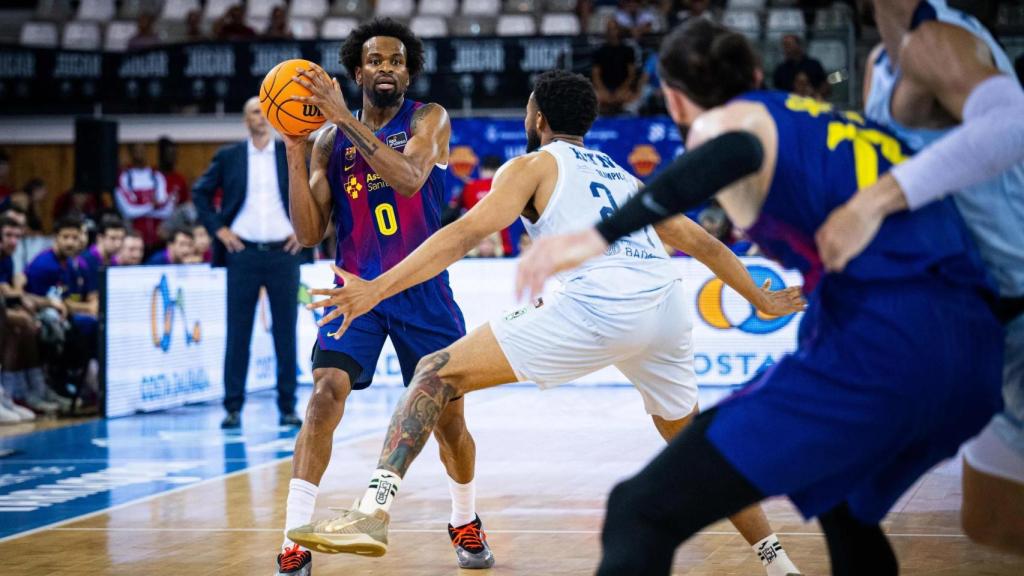 Kevin Punter busca a Shengelia a la pintura, durant el Barça de bàsquet-Joventut