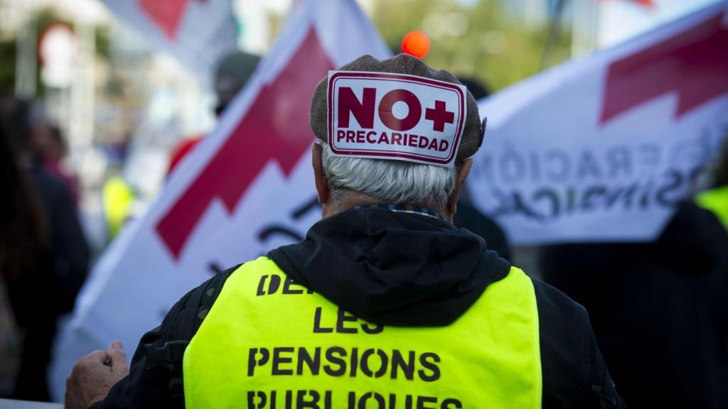 Un hombre durante la manifestación por las pensiones públicas