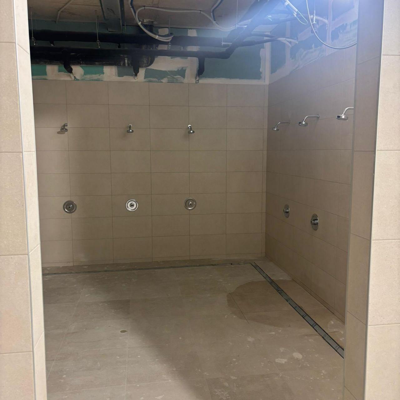 Las duchas de los vestuarios visitantes del Spotify Camp Nou en septiembre 2025