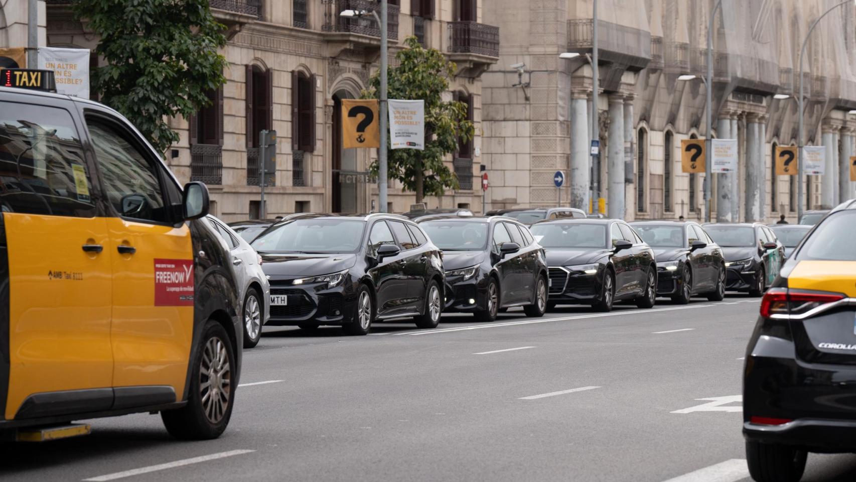 Conductores y empresarios de VTC durante la marcha lenta de las VTC en la estación de França, a 11 de marzo de 2025, en Barcelona