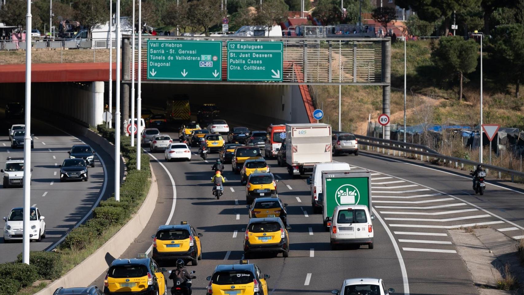 Un grupo de taxis a la altura de Esplugues de Llobregat durante una marcha lenta de taxistas por las rondas de Barcelona