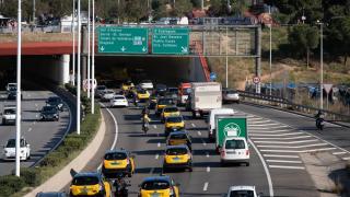 Un grupo de taxis a la altura de Esplugues de Llobregat durante una marcha lenta de taxistas por las rondas de Barcelona