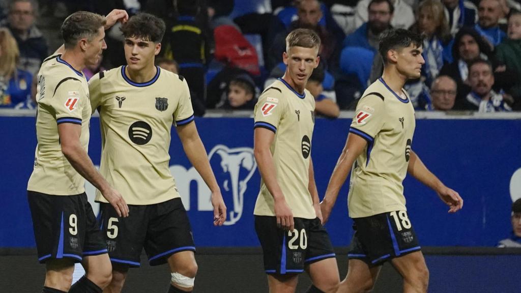 Los jugadores del Barça celebran el gol de Lewandowski