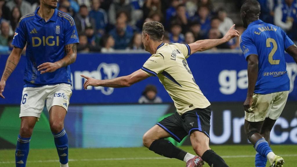 Lewandowski celebra su gol al Oviedo