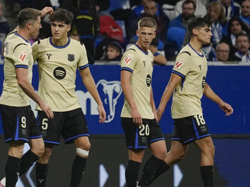 Los jugadores del Barça celebran el gol de Lewandowski