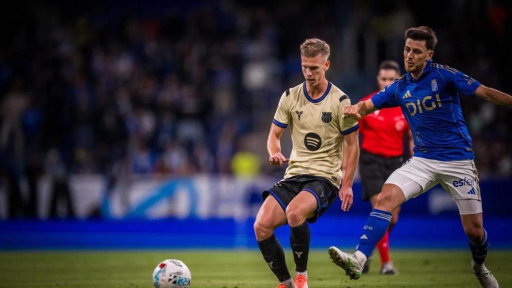 Dani Olmo lucha por el balón contra el Real Oviedo