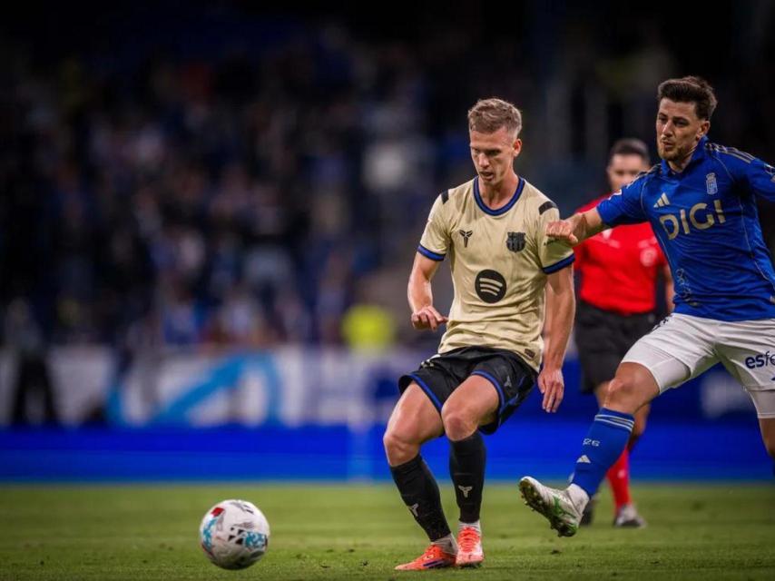 Dani Olmo lucha por el balón contra el Real Oviedo