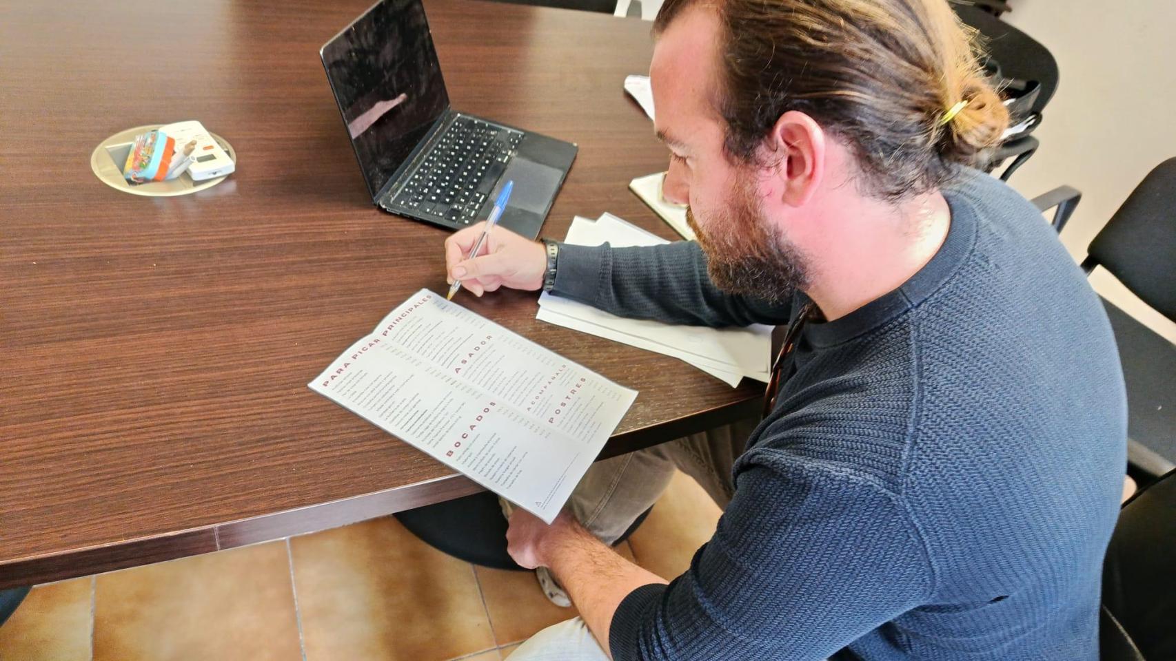 Álex Fernández, con la carta del Mery