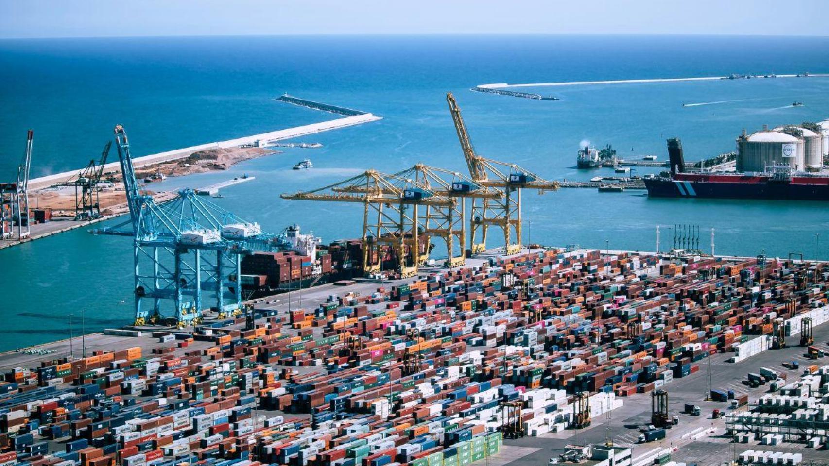 Contenedores de mercancías en un puerto