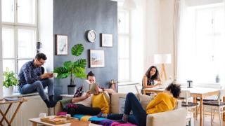 Imagen de archivo de jóvenes compartiendo piso