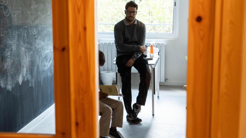 Un niño lee en voz alta para sus compañeros en el colegio Montiba de Barcelona