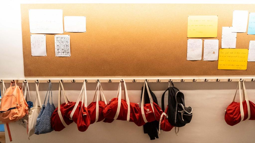 Mochilas y bolsas de deporte en el pasillo de primaria de Montiba