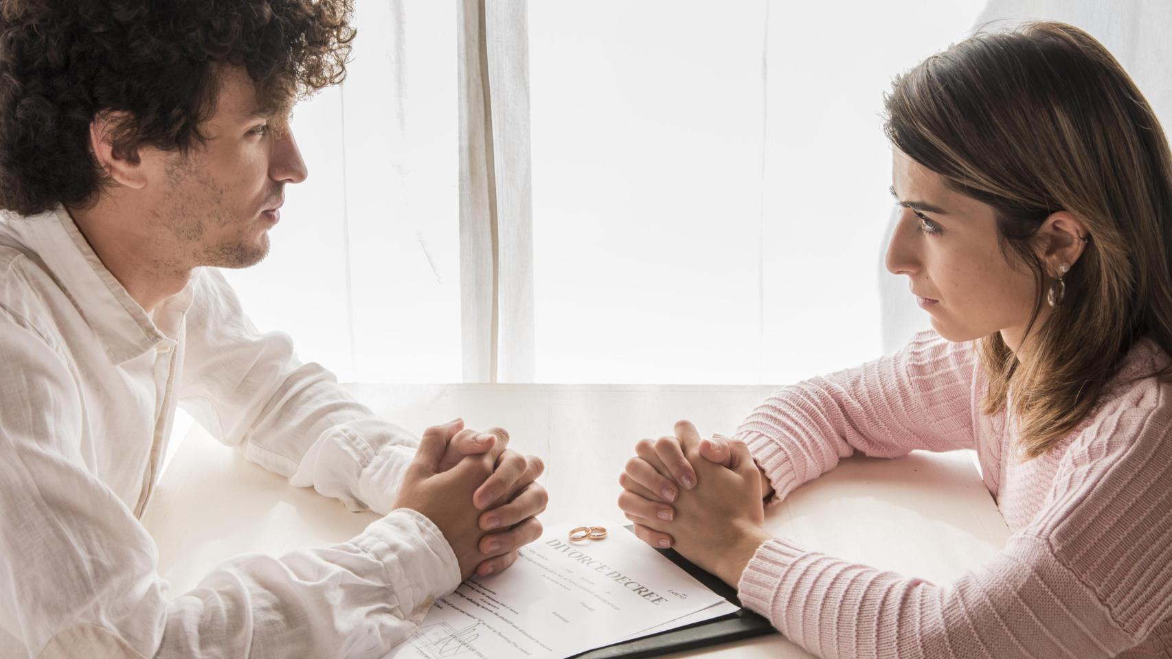 Pareja firmando el divorcio / Freepik