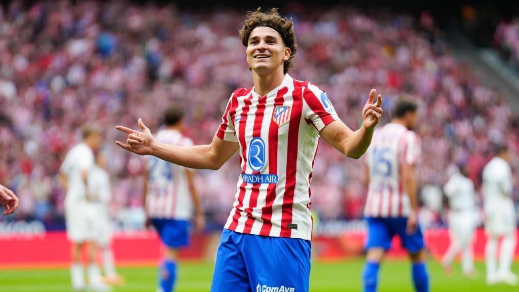 Julián Álvarez celebra su doblete en el Atlético-Real Madrid de Liga