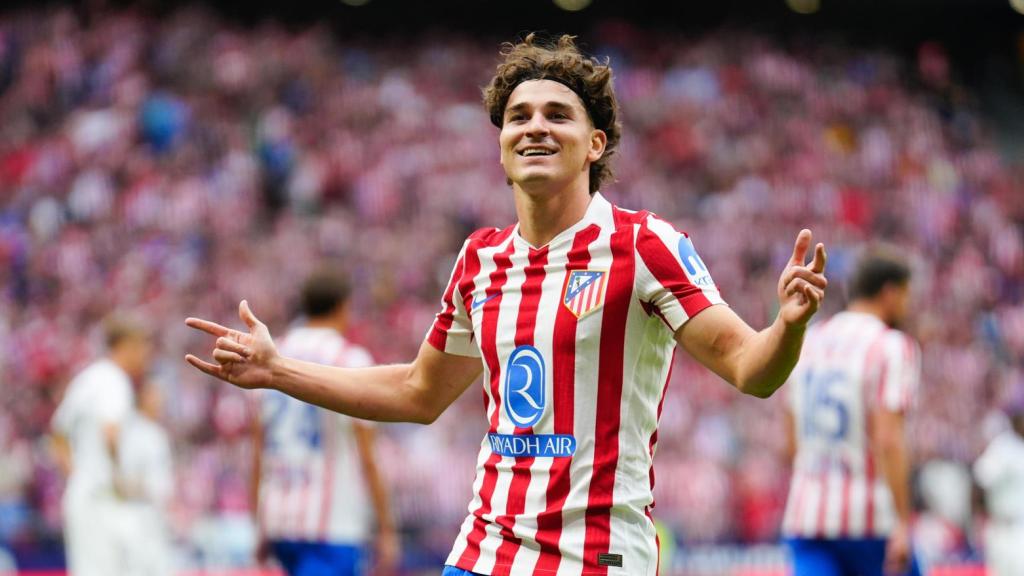 Julián Álvarez celebra el seu doblet a l'Atlètic-Reial Madrid de Lliga