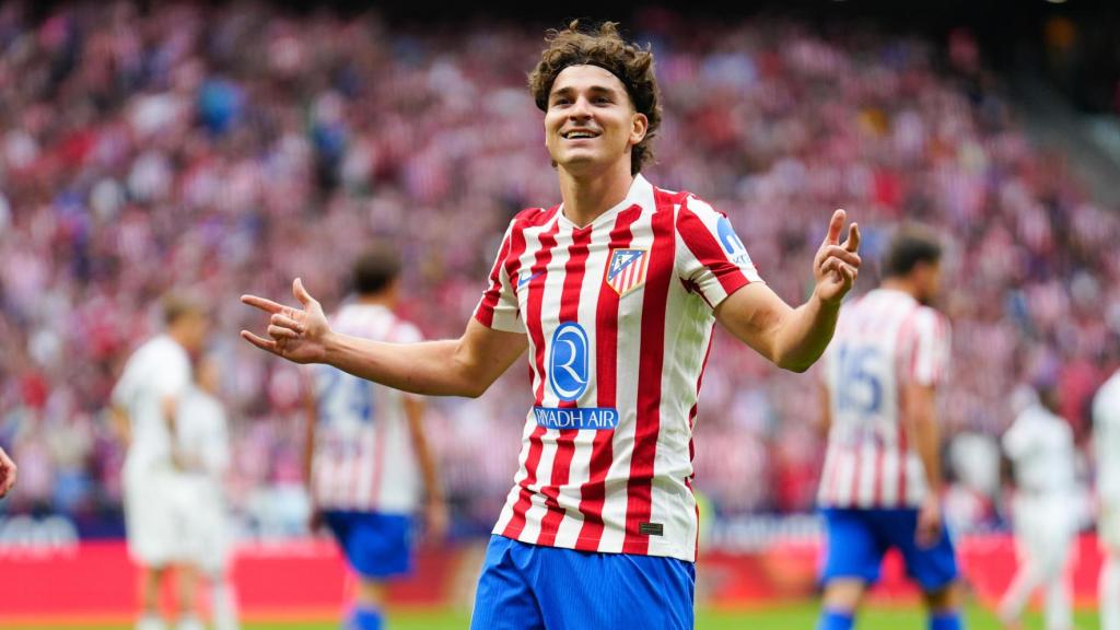 Julián Álvarez celebra su doblete en el Atlético-Real Madrid de Liga