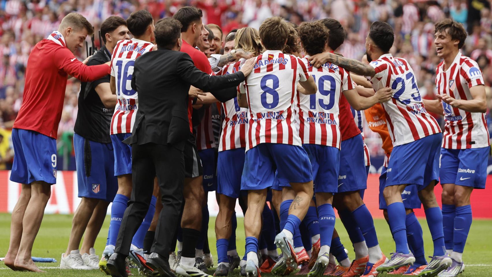El Atlético de Madrid celebra con euforia la victoria contra el Real Madrid en el Wanda Metropolitano