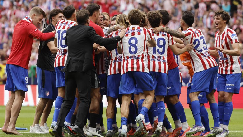 El Atlético de Madrid celebra con euforia la victoria contra el Real Madrid en el Wanda Metropolitano