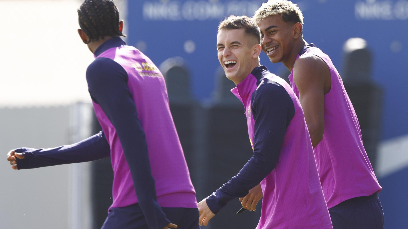 Alejandro Balde, Marc Casadó y Lamine Yamal bromean en un entrenamiento que el pivote catalán no finaliza por molestias