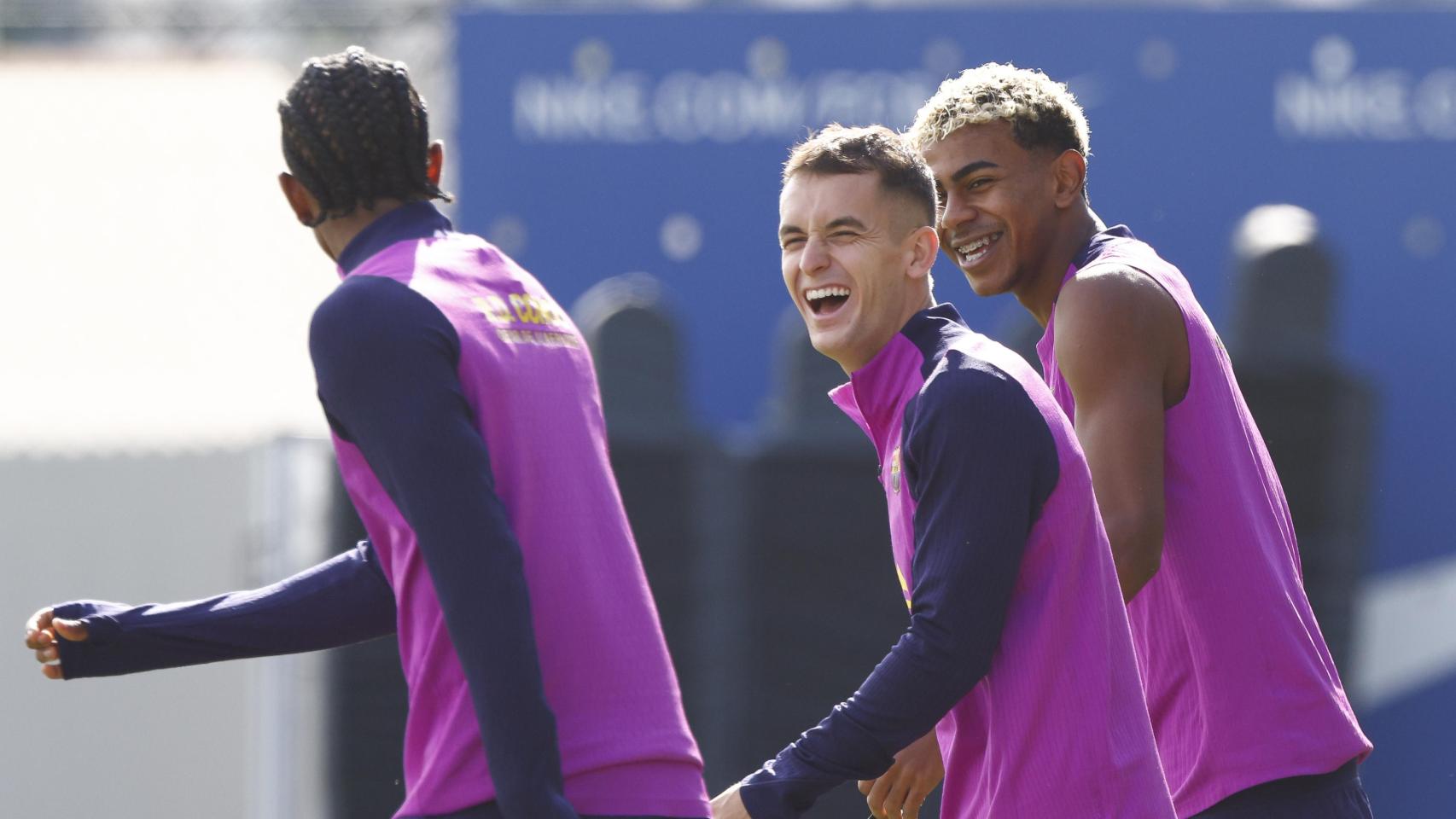 Alejandro Balde, Marc Casadó y Lamine Yamal bromean en un entrenamiento que el pivote catalán no finaliza por molestias