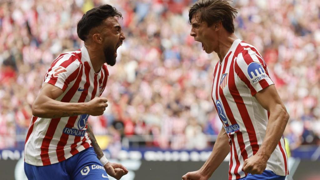 Le Normand y Nico González celebran el primer gol del Atlético