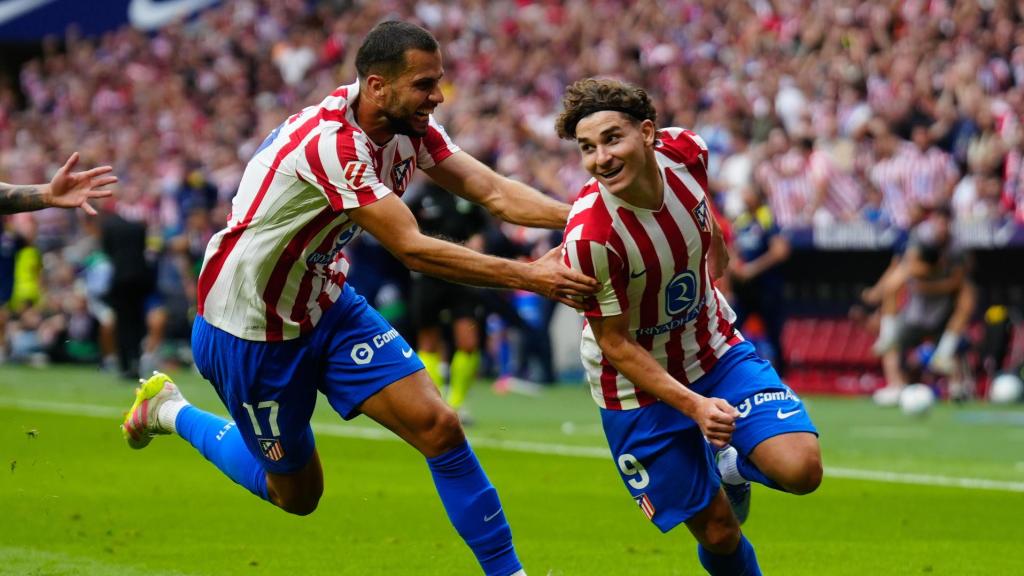Julián Álvarez celebra su segundo gol, el cuarto del Atlético, al Real Madrid