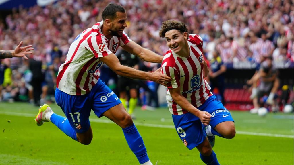 Julián Álvarez celebra su segundo gol, el cuarto del Atlético, al Real Madrid