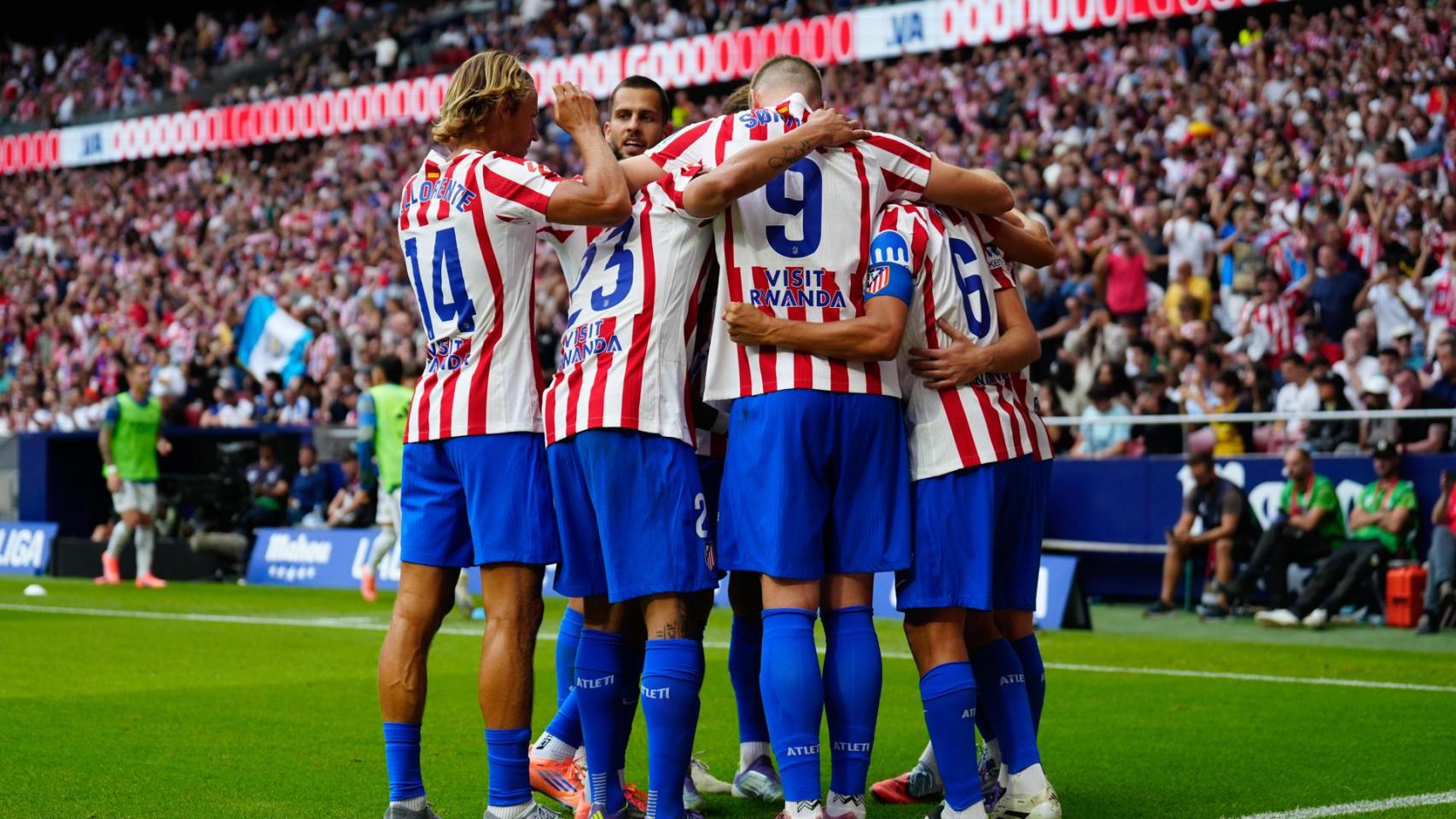 Los jugadores del Atlético celebran un gol al Real Madrid