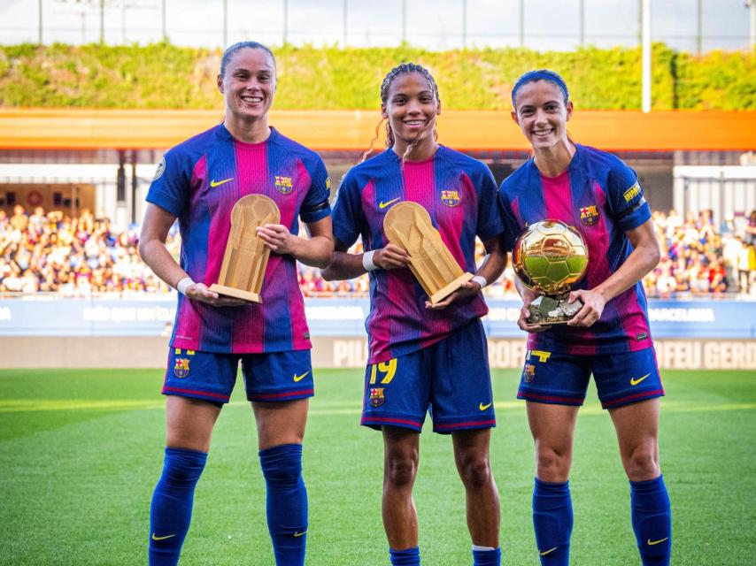 Ewa Pajor, Vicky López y Aitana Bonmatí posan con los premios recibidos en la gala del Balón de Oro