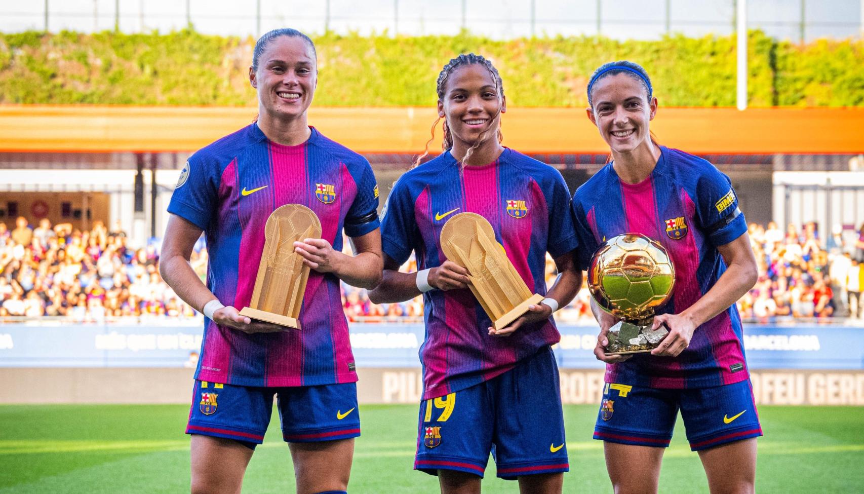 Ewa Pajor, Vicky López y Aitana Bonmatí posan con los premios recibidos en la gala del Balón de Oro