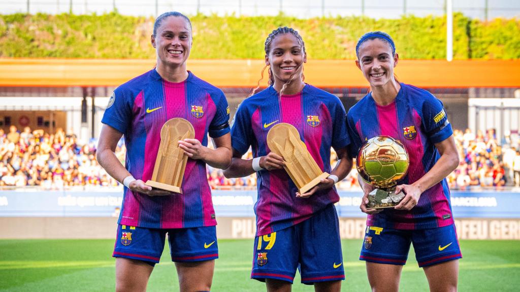 Ewa Pajor, Vicky López y Aitana Bonmatí posan con los premios recibidos en la gala del Balón de Oro