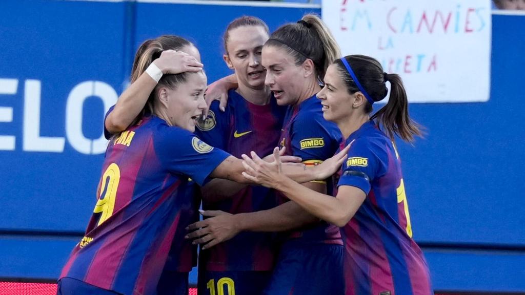 Las jugadoras del Barça Femenino celebran un gol en el derbi contra el RCD Espanyol
