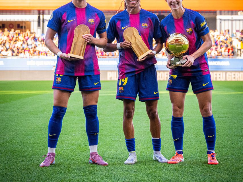 Ewa Pajor, Vicky López i Aitana Bonmatí posen amb els premis rebuts a la gala de la Pilota d'Or