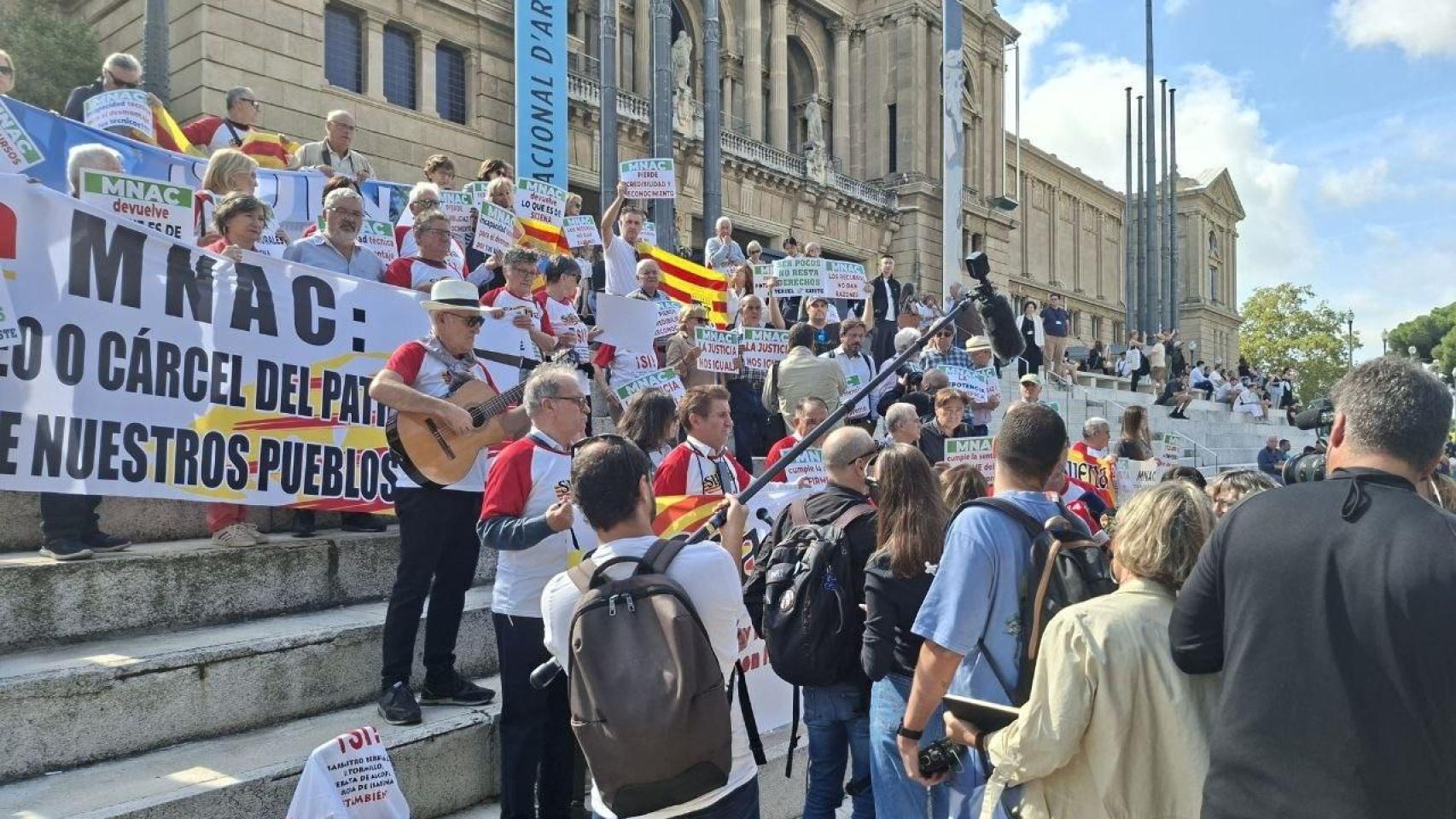 Concentración ante el MNAC de Barcelona para pedir la devolución a Aragón de las obras de Sijena