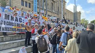 Concentración ante el MNAC de Barcelona para pedir la devolución a Aragón de las obras de Sijena