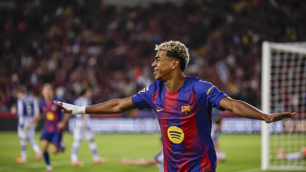 Lamine Yamal celebra el gol de Robert Lewandowski en el Barça-Real Sociedad