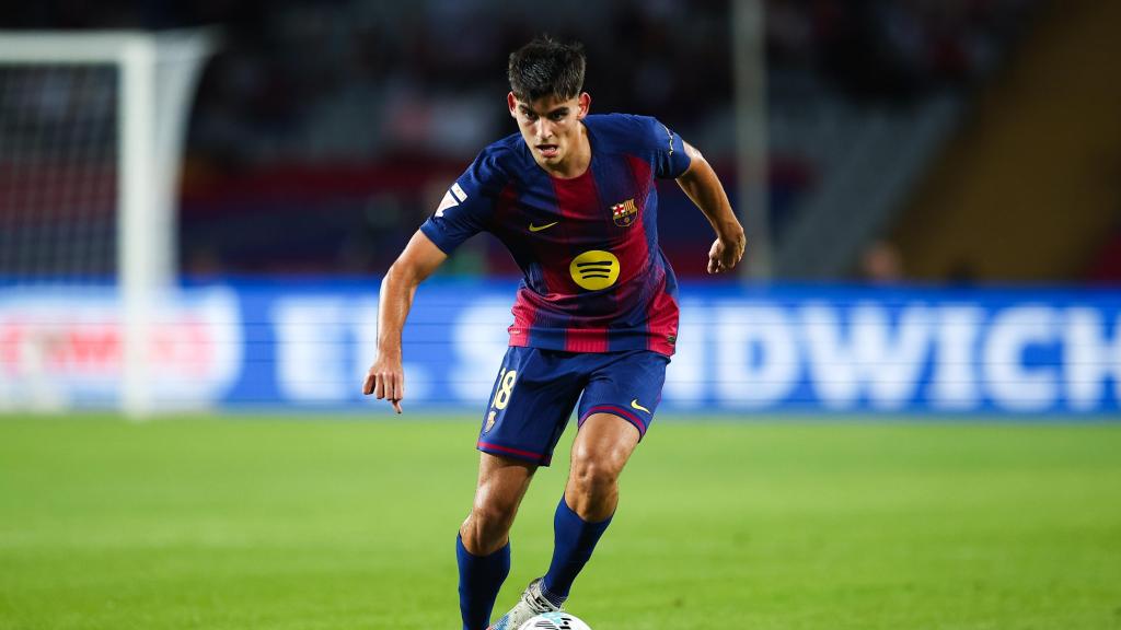 Gerard Martín condueix la pilota al Barça-Reial Societat