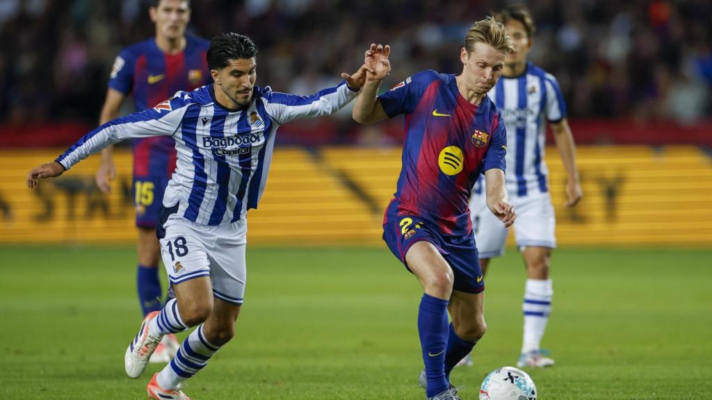 Frenkie de Jong, amb la pilota als peus durant el Barça-Reial Societat