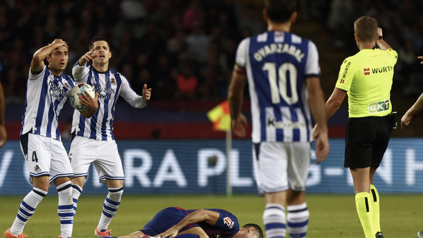 Robert Lewandowski, tendido sobre el césped tras una falta de la Real Sociedad protestada ante el árbitro Alejandro Hernández Hernández