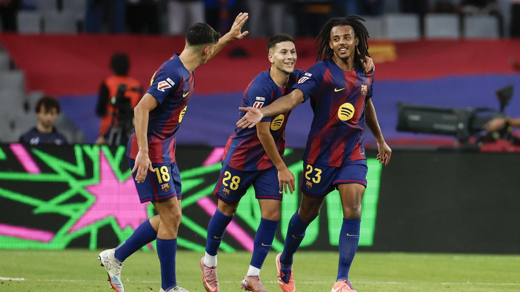 Los jugadores del Barça felicitan a Jules Koundé por su gol contra la Real Sociedad