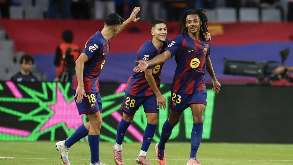 Los jugadores del Barça felicitan a Jules Koundé por su gol contra la Real Sociedad