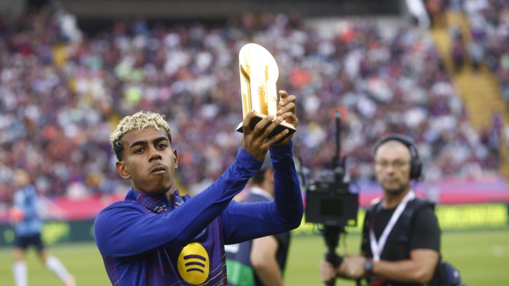 Lamine Yamal ofrece el Trofeo Kopa al Estadi Olímpic Lluís Companys