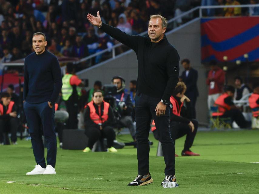 Hansi Flick da instrucciones a los jugadores del Barça