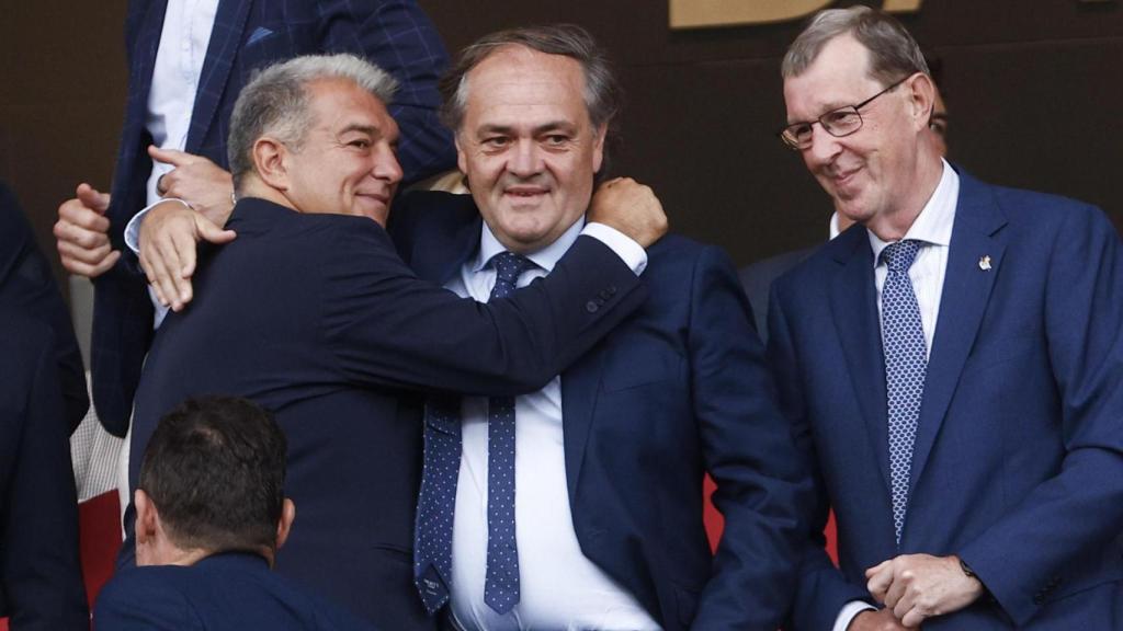 Joan Laporta se abraza con Jokin Aperribay, presidente de la Real Sociedad