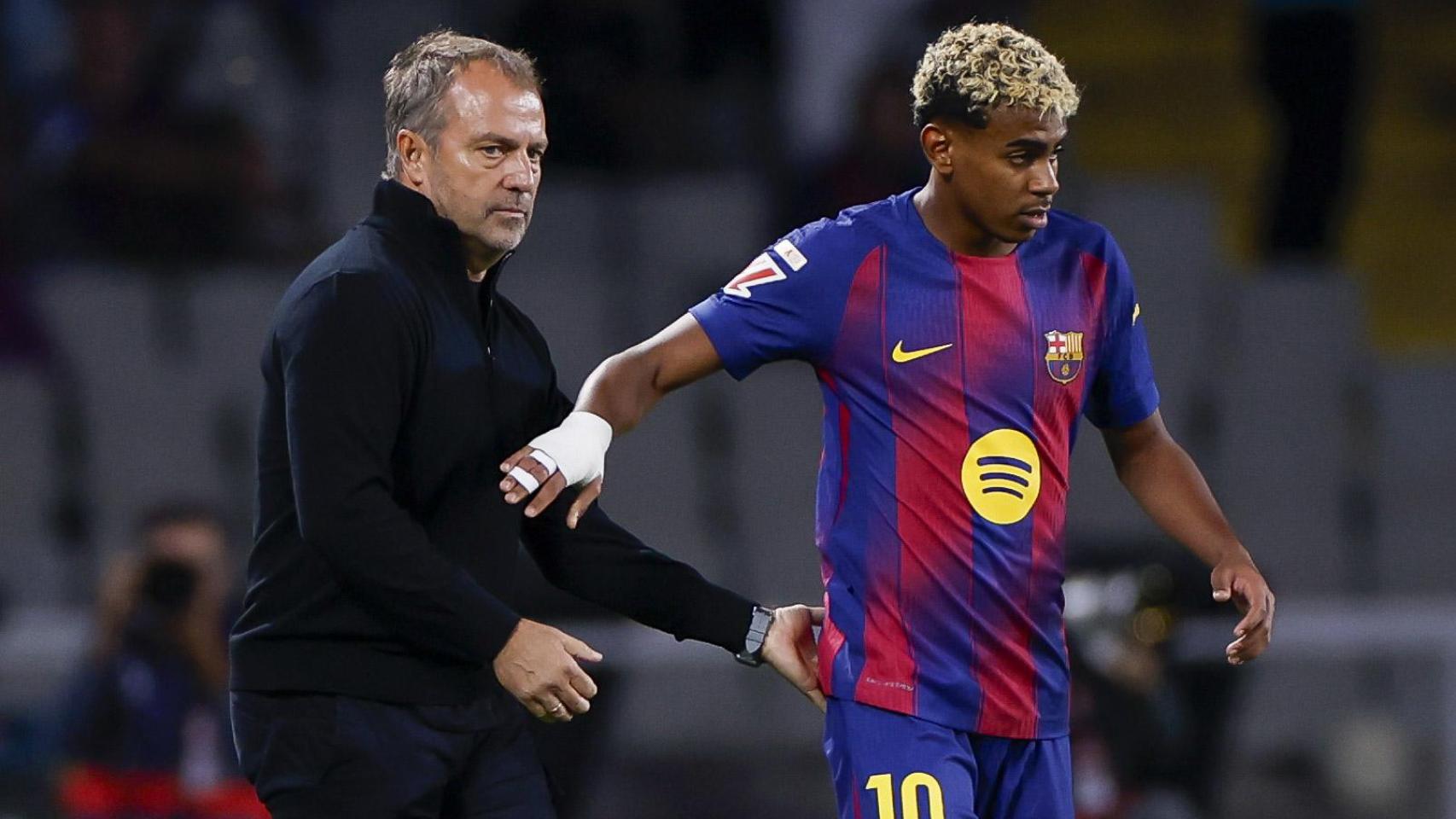 Hansi Flick da una palmada a Lamine Yamal en el Barça-Real Sociedad