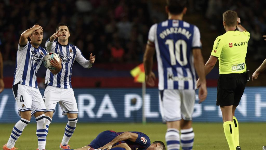 Robert Lewandowski, tendido sobre el césped tras una falta de la Real Sociedad protestada ante el árbitro Alejandro Hernández Hernández