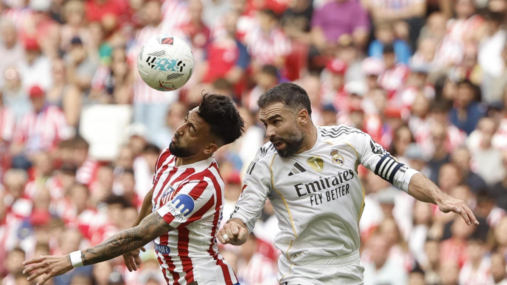 Dani Carvajal pugna con Nico González en el partido contra el Atlético