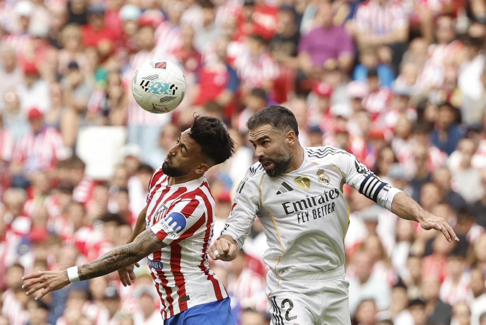 Dani Carvajal lluita amb Nico González en el partit contra l'Atlètic