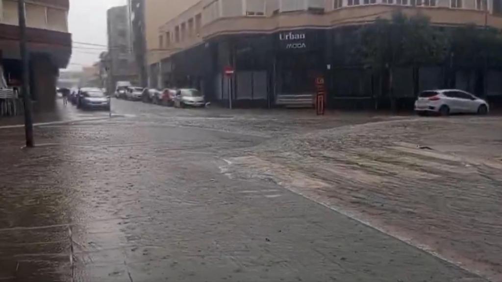 Calle inundada por el agua en Amposta (Tarragona)